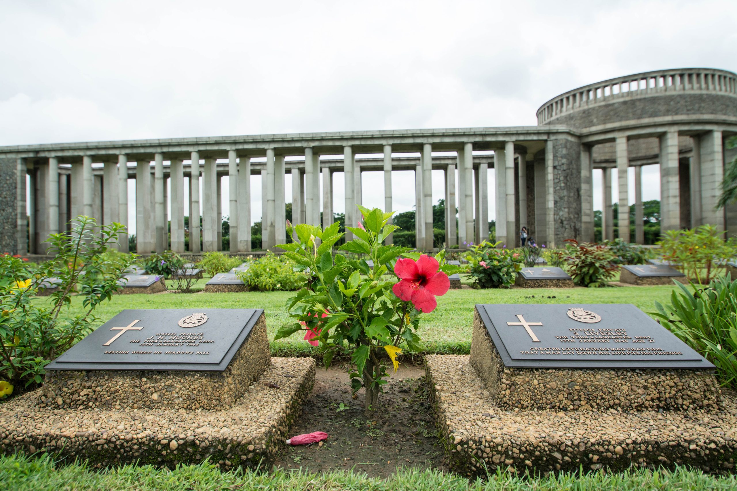 Monument funéraire mixte : matériaux, construction, prix