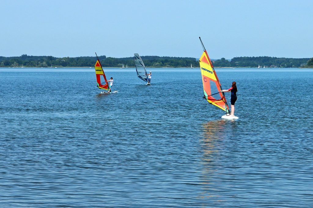 Quel matériel pour un enfant qui veut apprendre la planche à voile ?