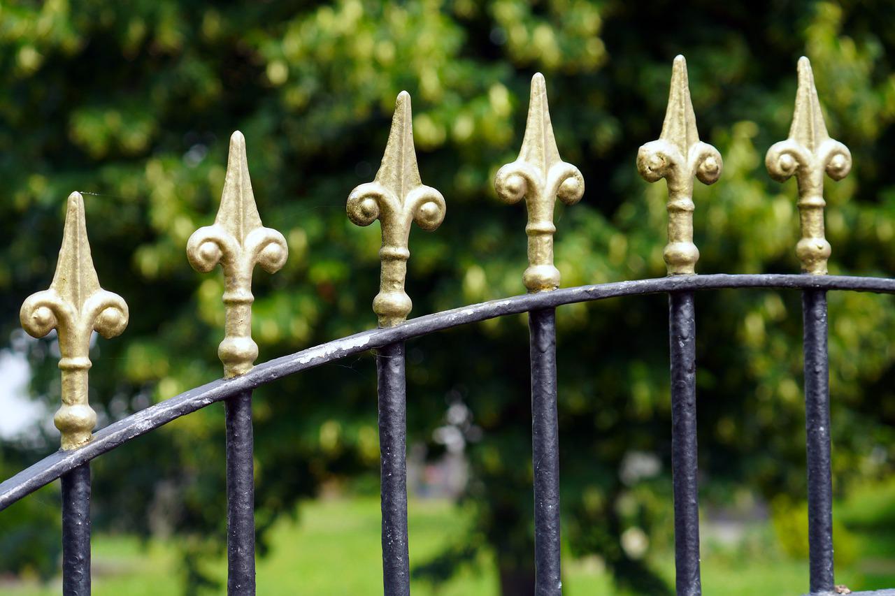 Comment donner un coup de neuf à une clôture en fer forgé ?