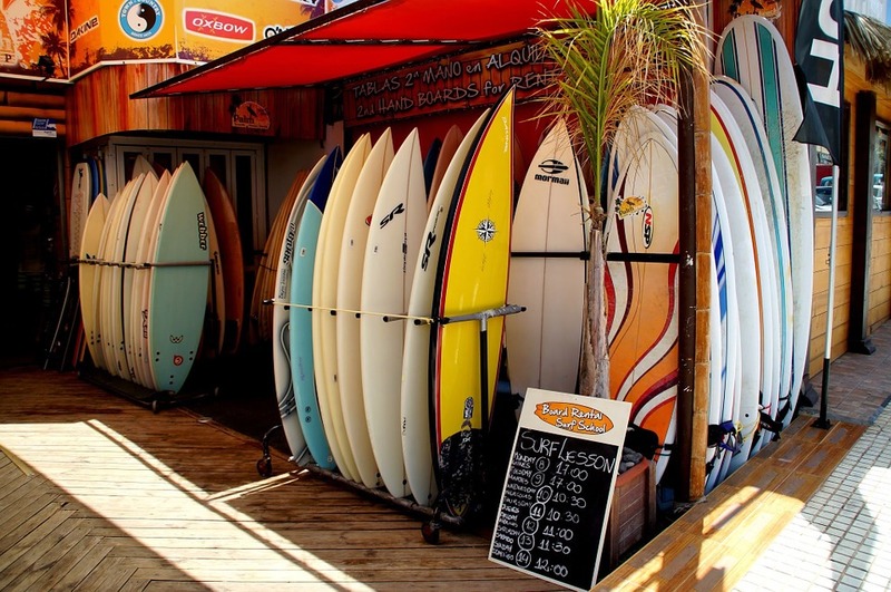 Débutant en surf: comment choisir sa planche de surf ?