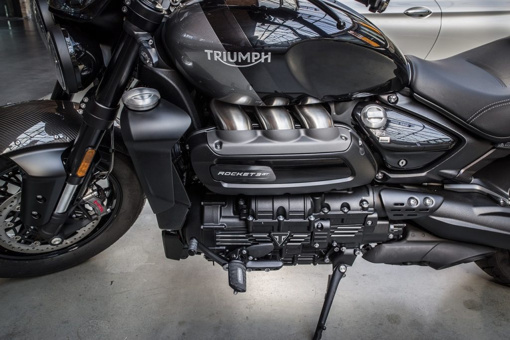 Quelle technique pour débosseler un réservoir de moto ?